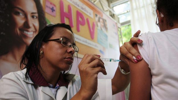 Imagem mostra mulher aplicando vacina contra o HPV em menina no Brasil