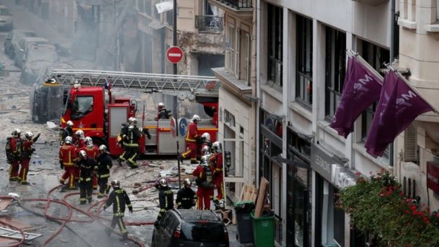 Пожарные на месте взрыва в центре Парижа