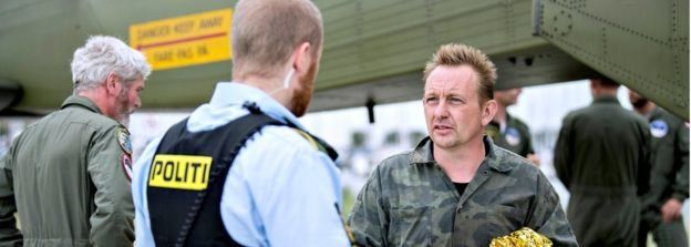 Peter Madsen (phải) được đưa vào bờ sáng 11/8