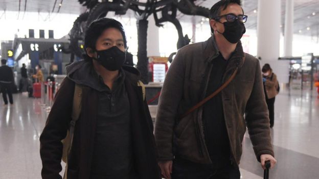 《华尔街日报》记者李肇华（Josh Chin 右）和温友正（Philip Wen 左）2月24日离开北京。