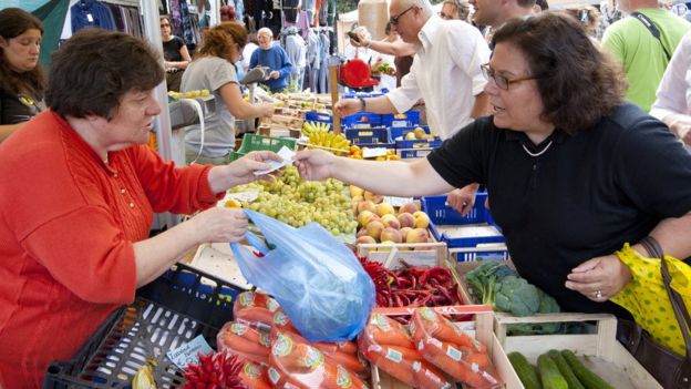 Una mujer compra vegetales