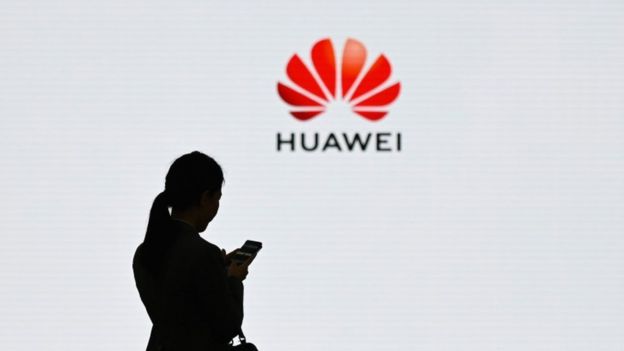 Mujer y logo de Huawei