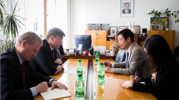 Đại sứ Dương Trọng Minh (thứ hai, từ bên phải) bị Bộ Ngoại giao Slovakia triệu lên làm việc hôm 3/5/2018