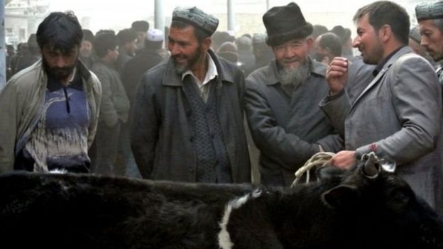 একটি বাজারে কয়েকজন উইঘুর মুসলিম।