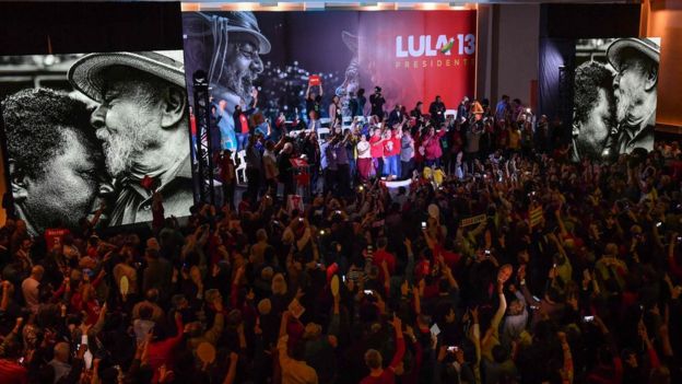 Convenção do PT mostra imagens de Lula beijando testa de eleitor e dizeres "Lula Presidente"