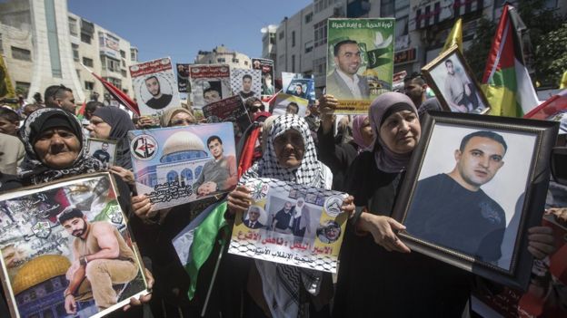 الإندبندنت: مسؤولون فلسطينيون يحذرون من انتفاضة جديدة ضد إسرائيل إذا مات الأسرى المضربون عن الطعام