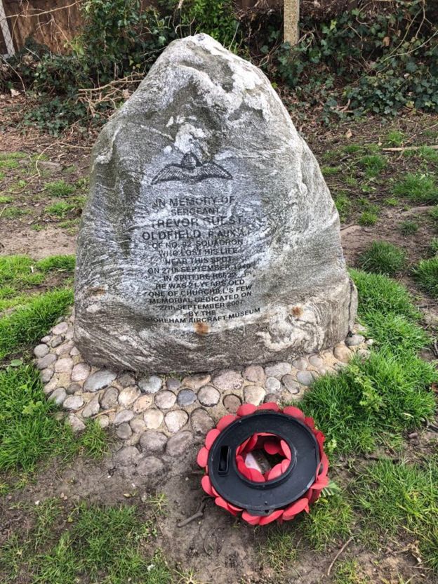 Memorial stone từ Thế chiến 2 tưởng niệm phi công Trevor Oldfield