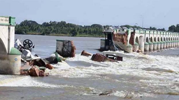 'கொள்ளிடம் அணை முற்றிலும் இடிந்து விழும் அபாயம்'