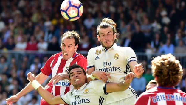 El uruguayo Diego Godín y el galés Gareth Bales buscan un balón.