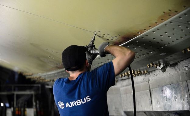 Empleado de Airbus coloca remaches en un avión A380.