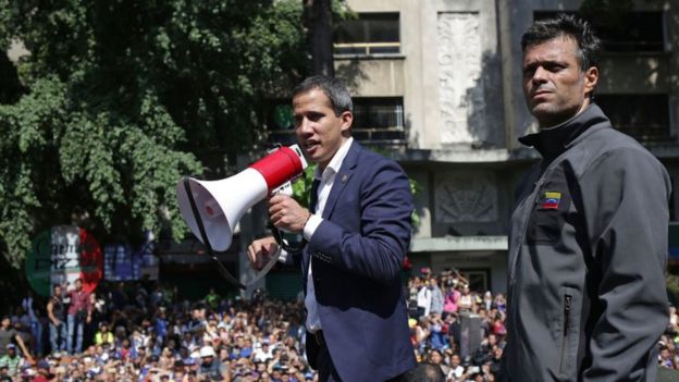Guaidó y Leopoldo López frente a una multitud