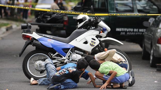 Niños se esconden en El Salvador