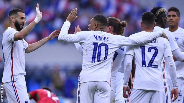Benzema celebrates with Mbappe