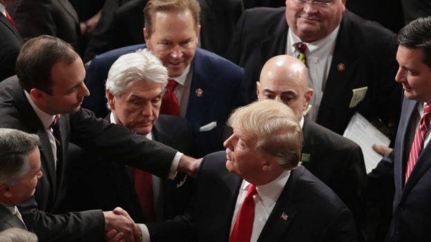 Trump saludado por hombres
