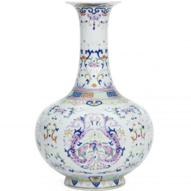 Rare Chinese vase discovered in Kendal fetches £110,000 - BBC News