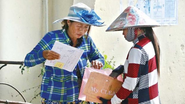 Hai phụ nữ gốc Việt chuẩn bị giấy tờ khi chính quyền địa phương bắt đầu chiến dịch rà soát người nhập cư hôm 27/11.