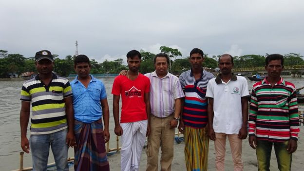 মংলার চিলাবাজারে ক'জন সাবেক জলদস্যুর সাথে বিবিসি বাংলার মাসুদ হাসান খান (মাঝে)।