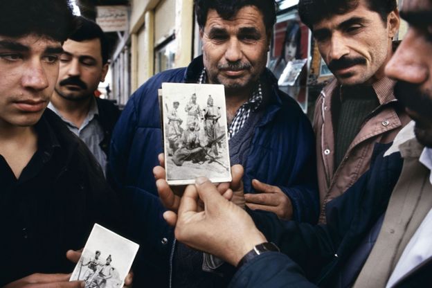 No norte do Iraque, Jamal Keder Osman mostra uma foto dele como soldado da rebelião curda de 1963 (Curdistão, 1991)