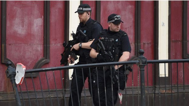 Policías patrullan Manchester luego del atentado