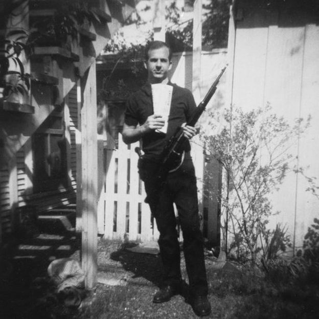 La famosa foto de Lee Harvey Oswald