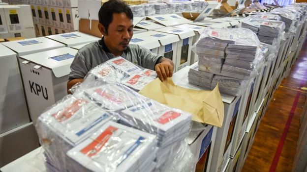Seorang petugas mempersiapkan surat suara untuk pemilu serentak mendatang