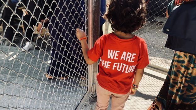 Criança com camiseta que diz: 'somos o futuro'
