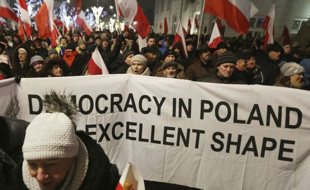 Poland Press Freedom: Demonstrations Continue For Third Day - BBC News