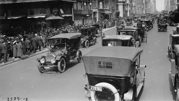 Quinta Avenida de Nueva York repleta de automóviles.