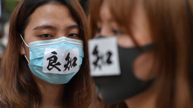 香港政府宣布推出《禁蒙面法》之际，市民继续带口罩上街抗议。