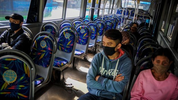 Berdasarkan ketentuan terbaru Kementerian Perhubungan, penyedia transportasi umum hanya boleh menerima penumpang maksimal 70% dari kapasitas armada.
