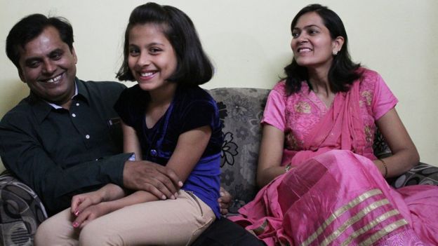 Ganesh Rakh con su esposa y su hija.