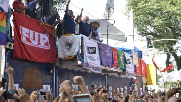 No Sindicato dos Metalúrgicos no dia 8 de abril, antes de se entregar à PF, Lula participou de ato em homenagem à esposa Marisa Letícia, falecida