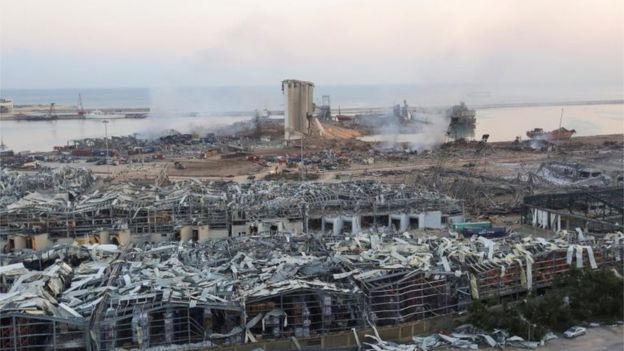 Una vista general muestra las secuelas en el lugar de la explosión del martes en el área del puerto de Beirut, Líbano, 5 de agosto de 2020.