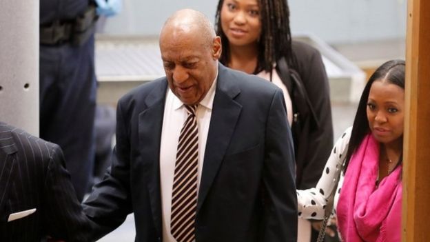 Bill Cosby llega a la corte.