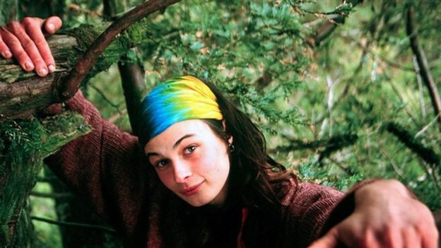Julia Butterfly Hill, uma jovem branca de cabelos negros, em uma galho da sequoia que queria proteger