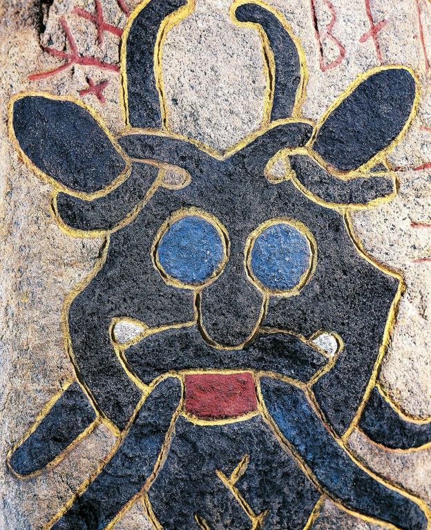 Piedra rúnica con relieve policromado que representa una máscara de una divinidad que hace muecas, Aarhus, Jutlandia, Dinamarca. Civilización vikinga, siglos X-XI.