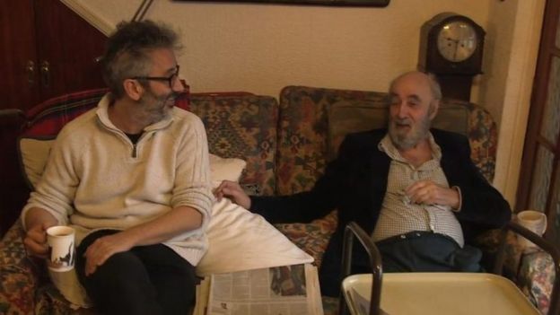 El cómico británico David Baddiel junto a su padre, Colin, durante una escena del documental The trouble with dad