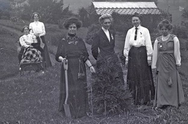 Las sufragistas Jennie y Kitty Kenney, Florence Haig, Marion Wallace-Dunlop, Mary Blathwayt y Annie Kenney en 1911