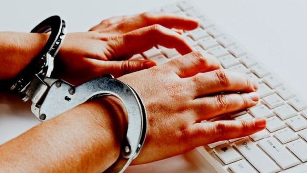 இலங்கையில் சமூக ஊடகங்களை முடக்குவது தீவிரவாதிகளை ஒடுக்குமா?