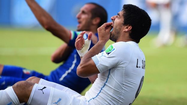 Luis Suárez y Giorgio Chiellini durante el Mundial de Brasil.