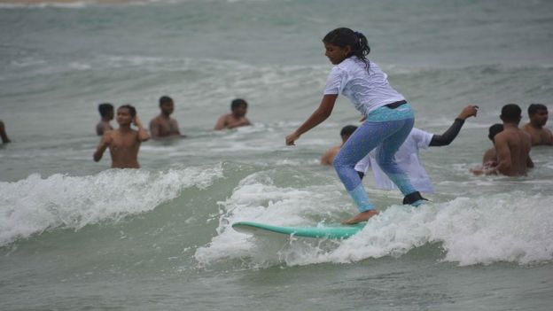 கடலில் அலை சறுக்கில் அசத்தும் இலங்கை பெண்கள்