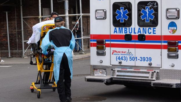 Personal sanitario junto a una ambulancia en Nueva York