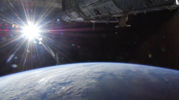 Tierra iluminada por el Sol vista desde la Estación Espacial Internacional