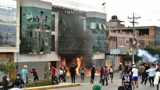 Manifestantes quemando parte de una alcaldía en Bolivia.