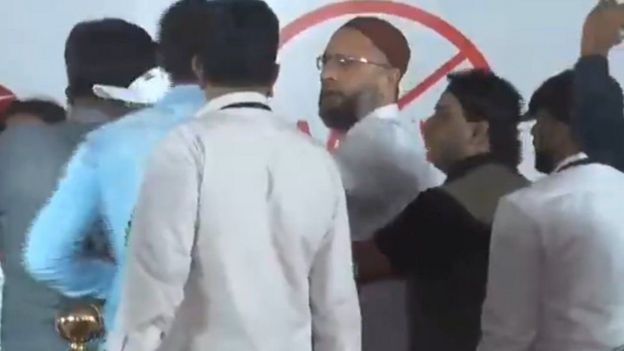 অমূল্যার স্লোগান শোনার পরপর মঞ্চ থেকে বেরিয়ে যেতে যেতে ছুটে আসেন হায়দ্রাবাদের সংসদ সদস্য আসাদুদ্দিন ওয়াইসি।