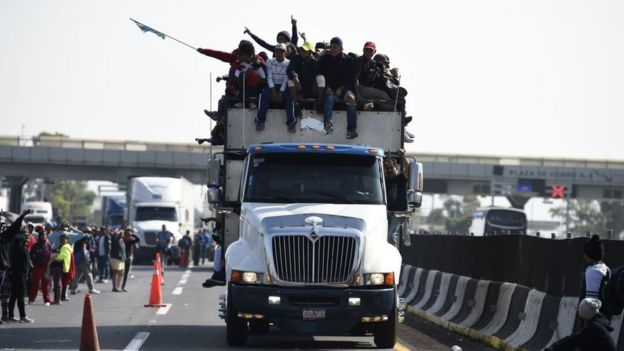 Camión lleno de migrantes