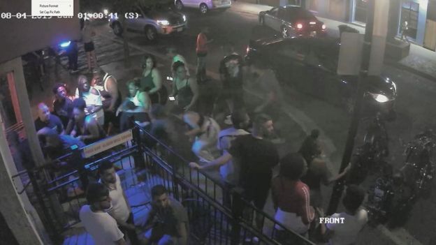 Gente tratando de entrar a un bar para protegerse del atacante, Connor Betts.