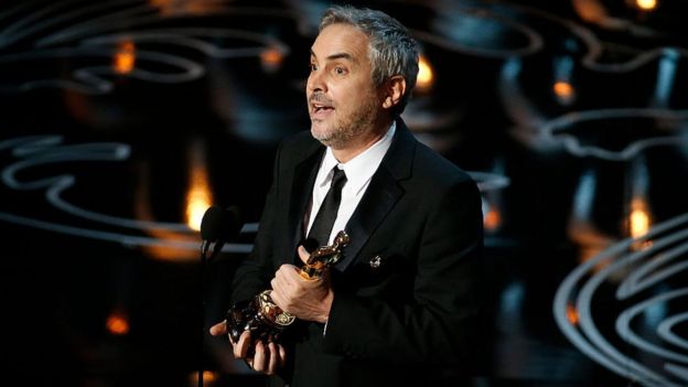 Alfonso Cuarón recibiendo un Óscar
