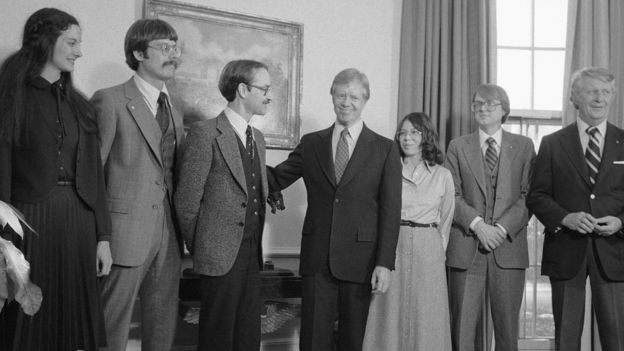 Jimmy Carter con los funcionarios de la embajada secuestrados en Irán.