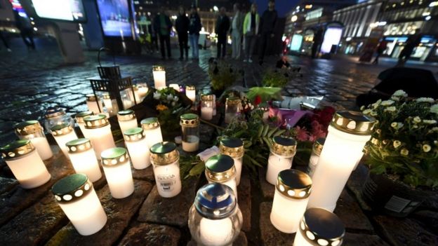 Τα κεριά φωτίζονται στη σκηνή των μαχαιριών στο Turku
